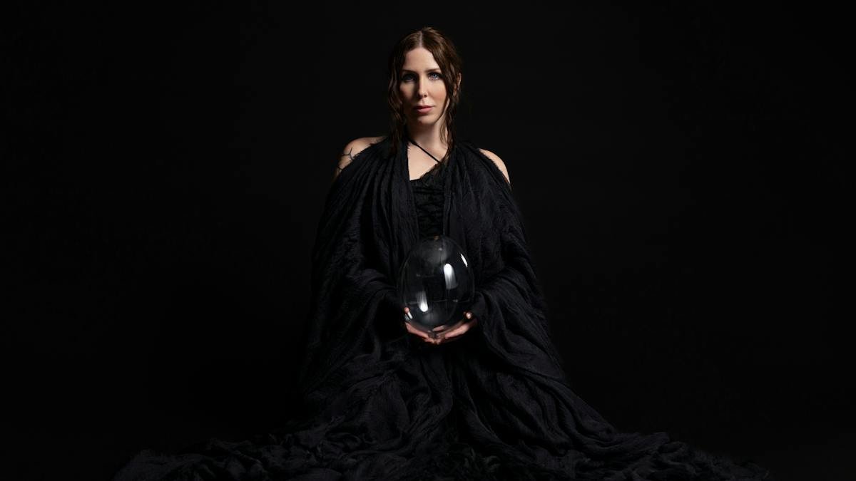 Chelsea Wolfe – “She Reaches Out To She Reaches Out To She”